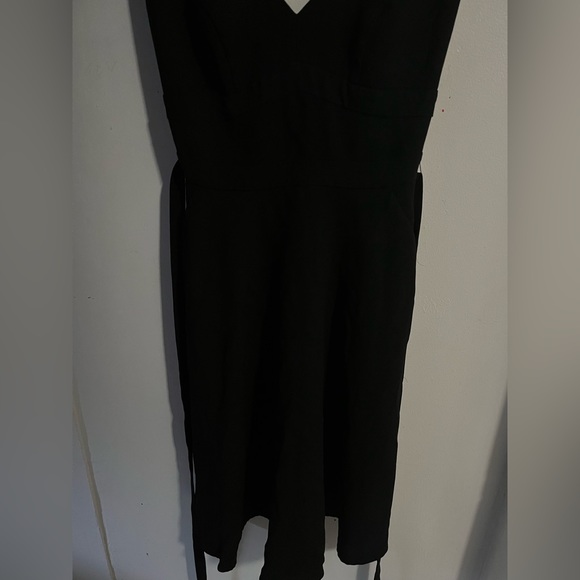 cue Plunging V Neck Sleeveless Babydoll with Pockets - Picture 11 of 14